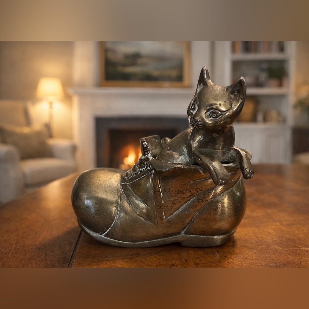 🐱 Vintage Solid Brass Cat in Boot Figurine – Made in India – Heavy Decor